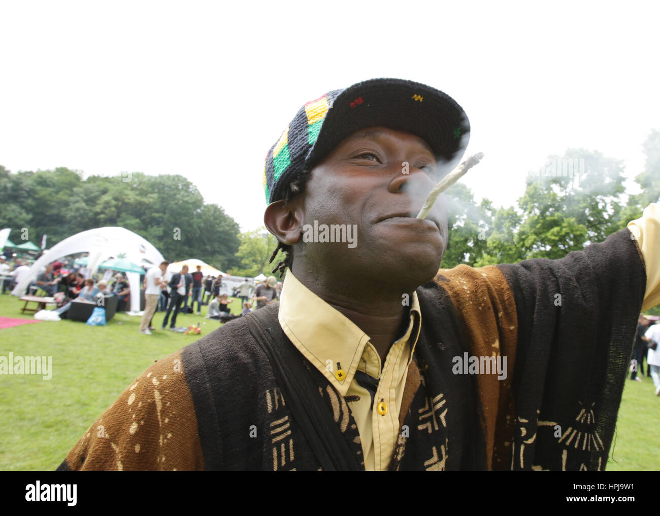 Un uomo di fumare una sigaretta di marijuana durante l'ottava La Cannabis Giorno della Liberazione nel Flevopark il 12 giugno 2016. I membri della seconda camera hanno approv Foto Stock