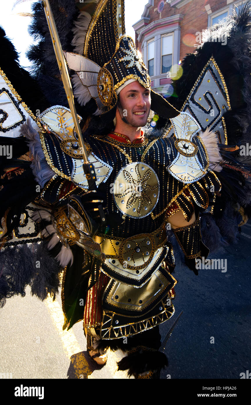 Mummers tradizionale di Sting Brigate di banda puntone in festa di carnevale, durante una parata di Philadelphia, PA, 18 febbraio, 2017. Foto Stock