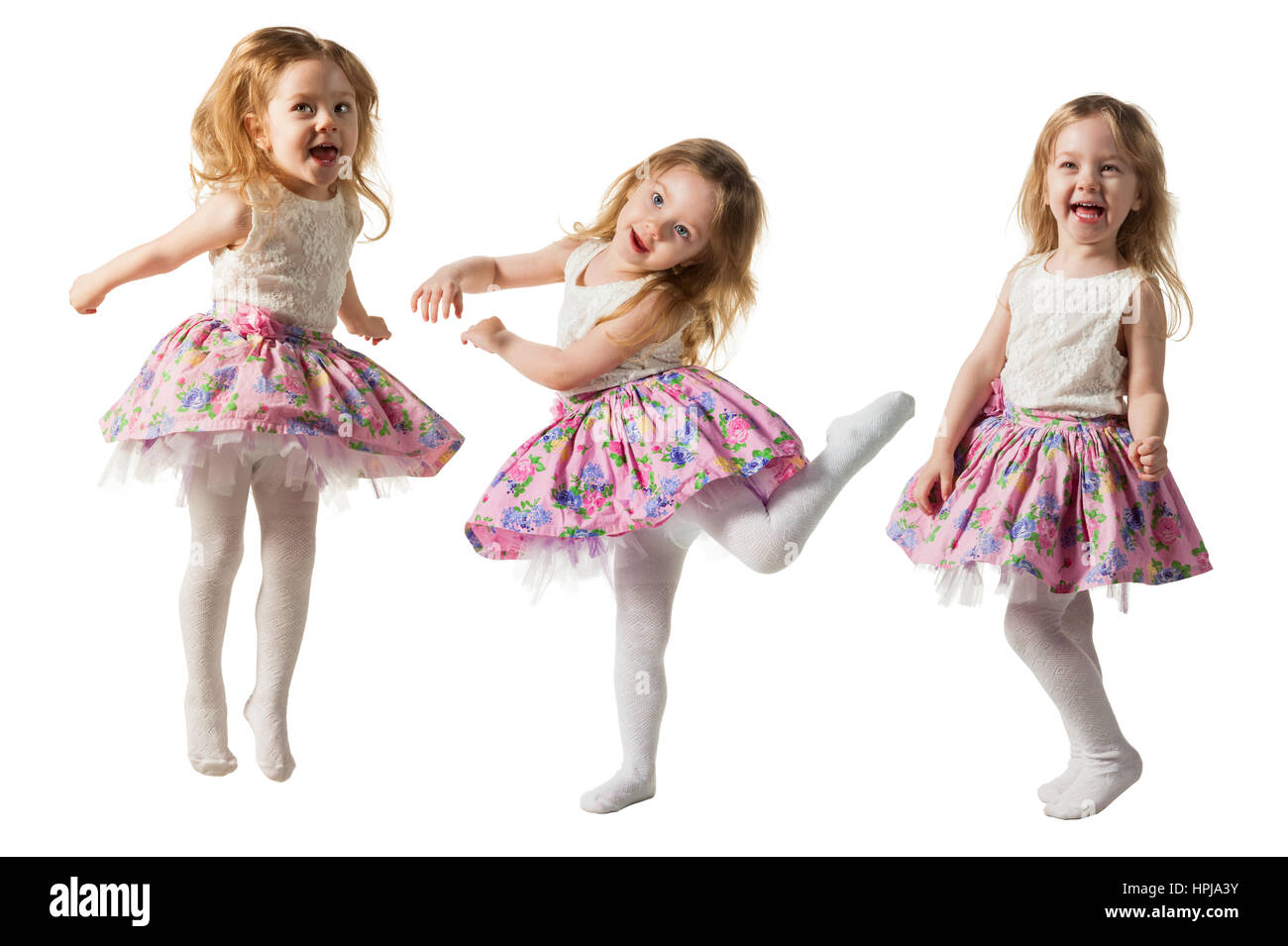 Carino ragazzina salta con gioia isolati su sfondo bianco Foto Stock