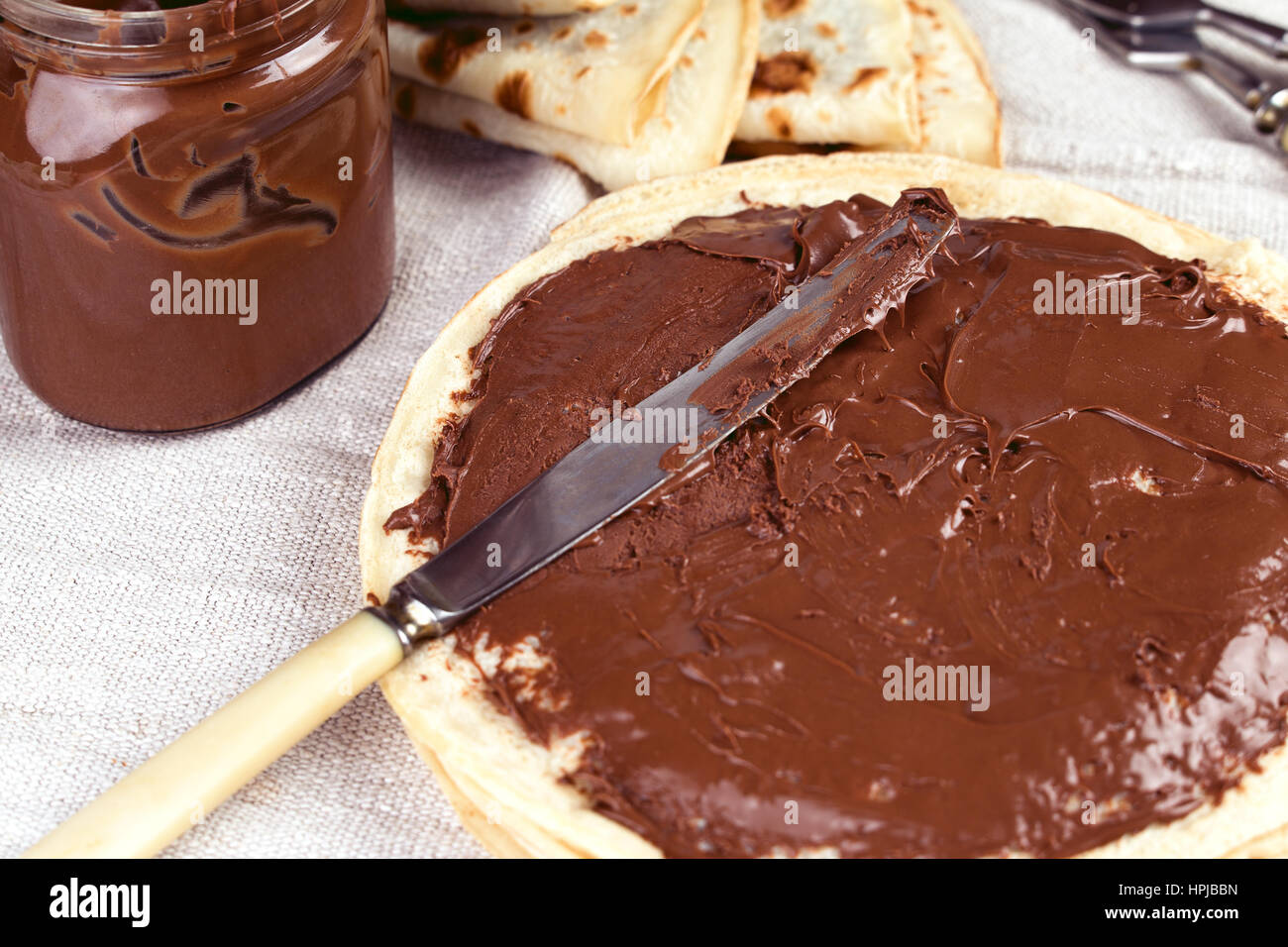 Sweet Food dessert frittelle colazione con la nutella cioccolato da spalmare. Profondità di campo Foto Stock