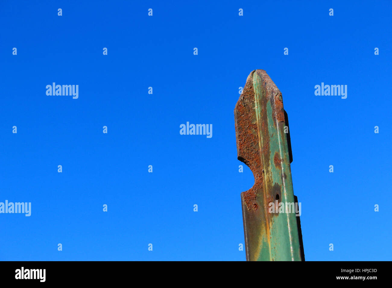 Rusty pole contro il cielo blu Foto Stock
