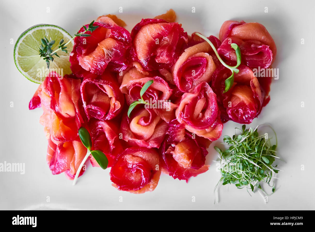 Carpaccio di salmone nel ristorante. Vista superiore Foto Stock