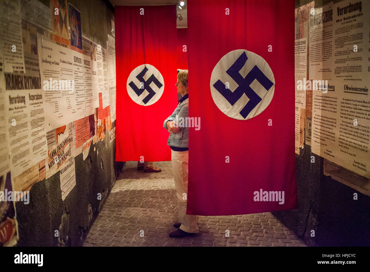 Oskar Schindler della vecchia fabbrica e museo. Bandiera nazista e poster risalente all'invasione tedesca della Polonia il 1 settembre 1939, la mostra dedicata al crac Foto Stock