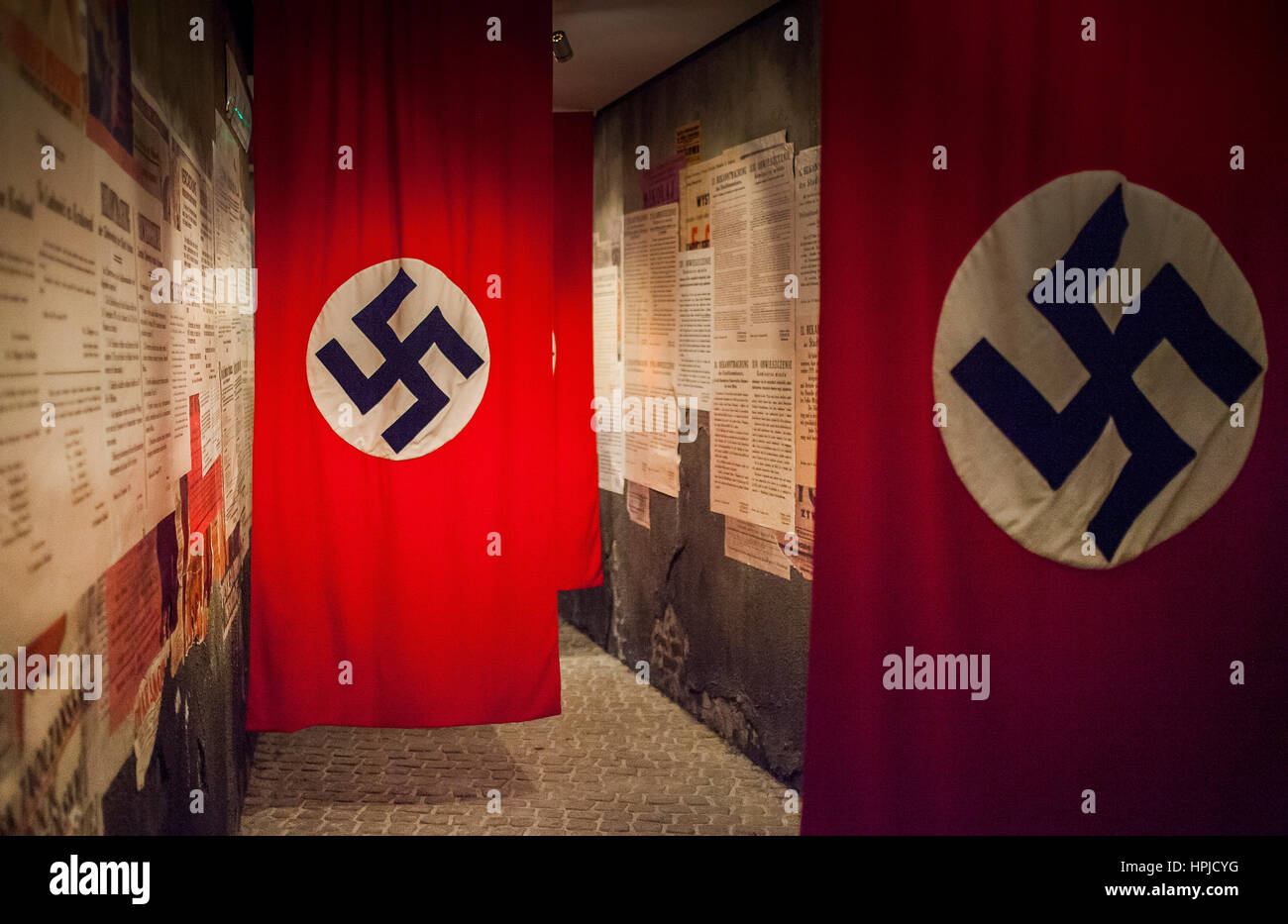 Oskar Schindler della vecchia fabbrica e museo. Bandiera nazista e poster risalente all'invasione tedesca della Polonia il 1 settembre 1939, la mostra dedicata al crac Foto Stock