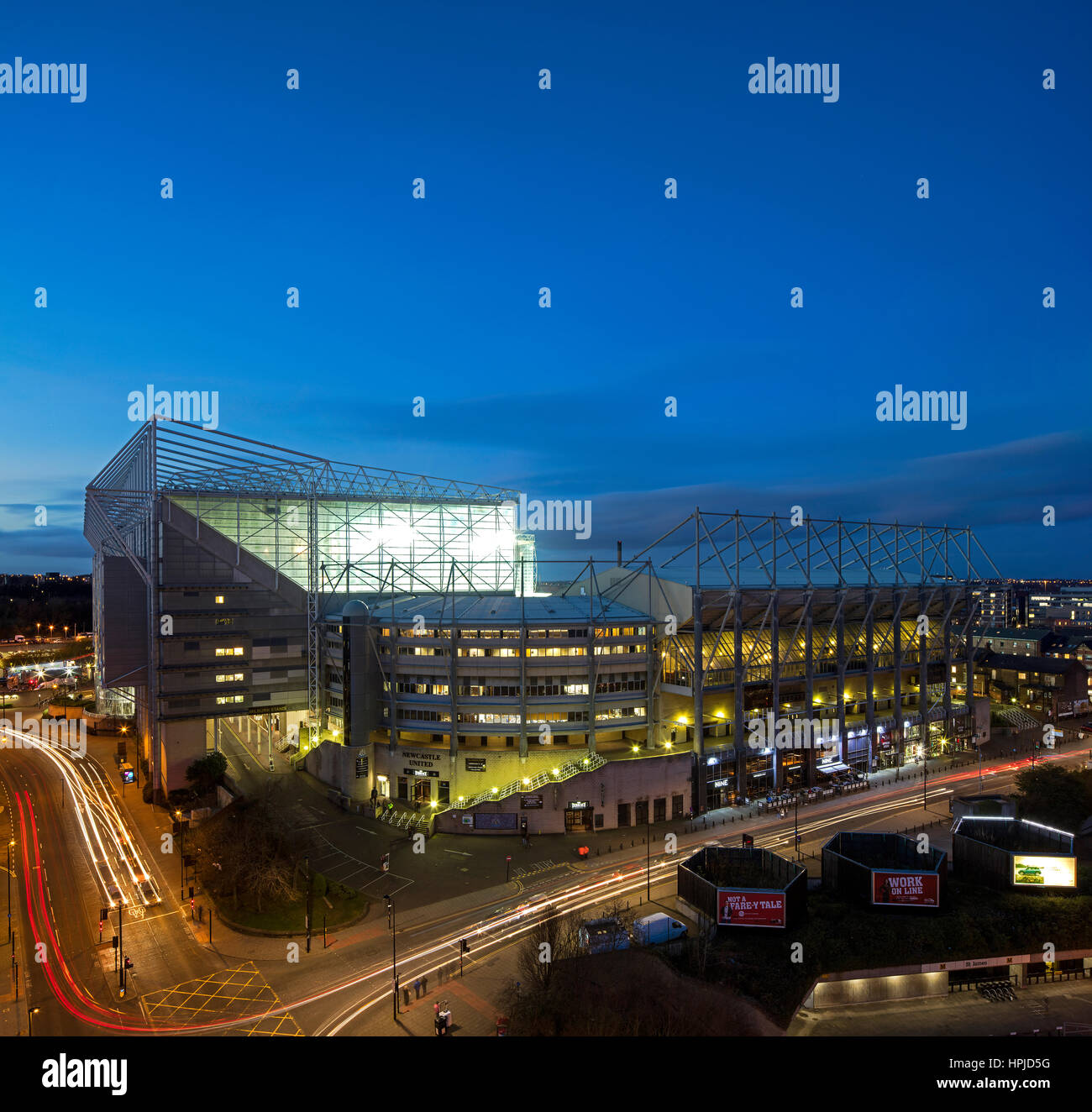 Una vista del tramonto di St James Park football Stadium di Newcastle upon Tyne, Tyne and Wear, England, Regno Unito, Europa Foto Stock