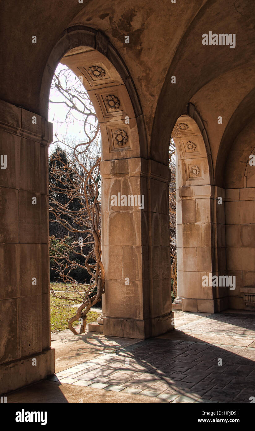 Archi di una bella loggia in un giardino formale Foto Stock