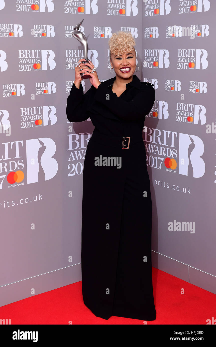 Emeli Sande con il suo premio per il miglior femmina britannica artista solista nella sala stampa durante il Brit Awards all'O2 Arena, Londra. Foto Stock