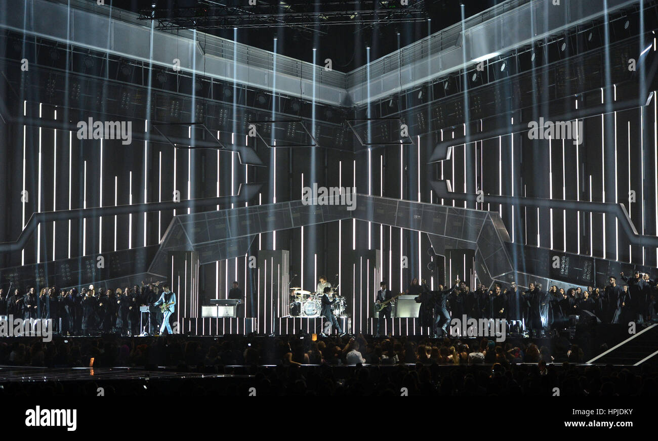 La 1975's Matteo Healy, Adam Hann, George Daniel e Ross MacDonald esibirsi sul palco a Brit Awards all'O2 Arena, Londra. Foto Stock