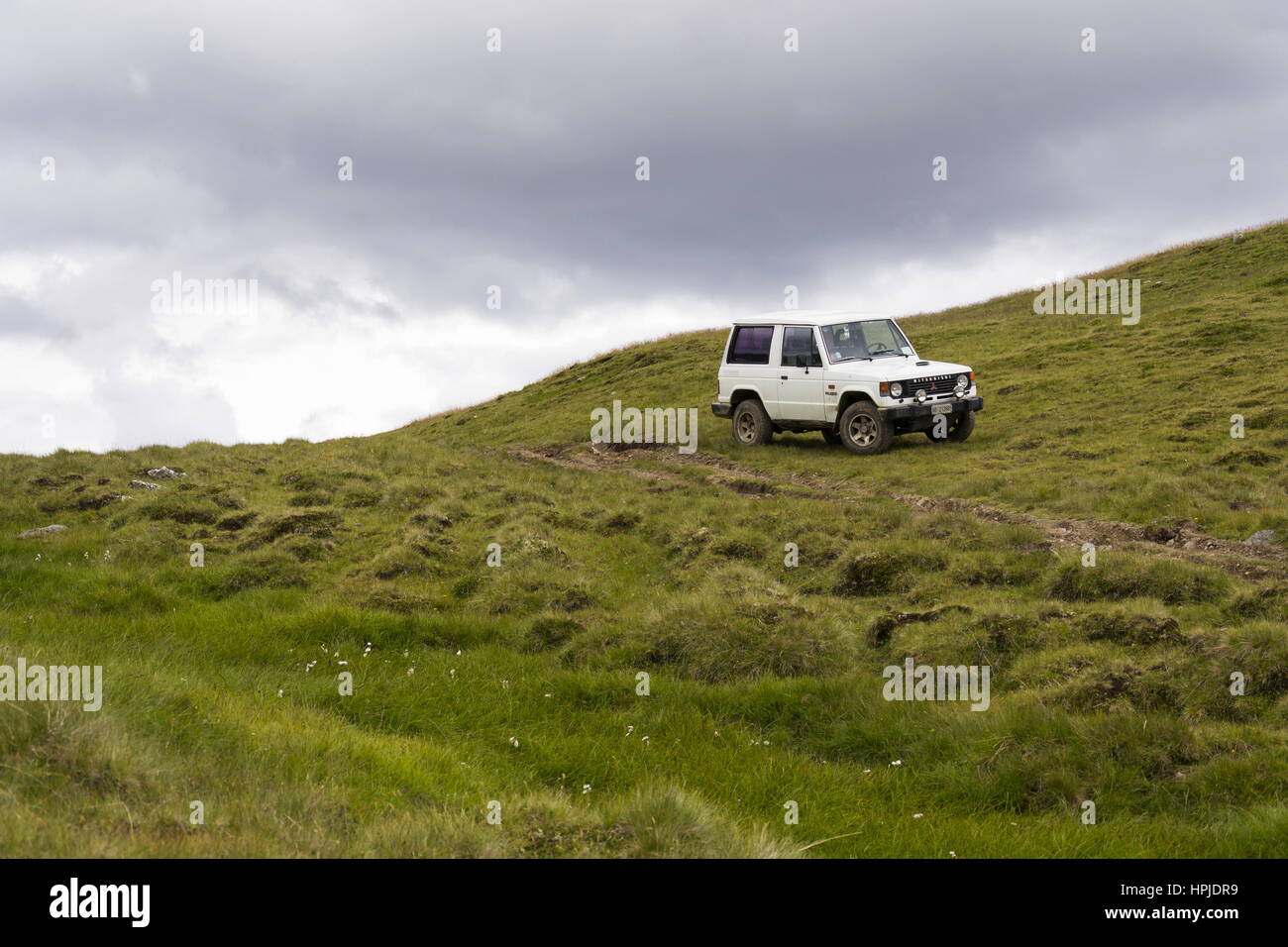 LIVIGNO, Italia - 2 agosto: Vecchia Mitsubishi Pajero sorge sulla strada di montagna il 2 agosto 2016 a Livigno, Italia. Foto Stock