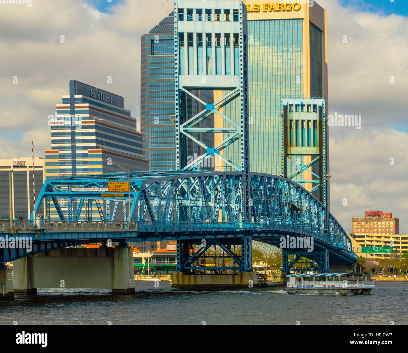 Lo Skyline di Jacksonville South Bank View Main St Bridge Foto Stock