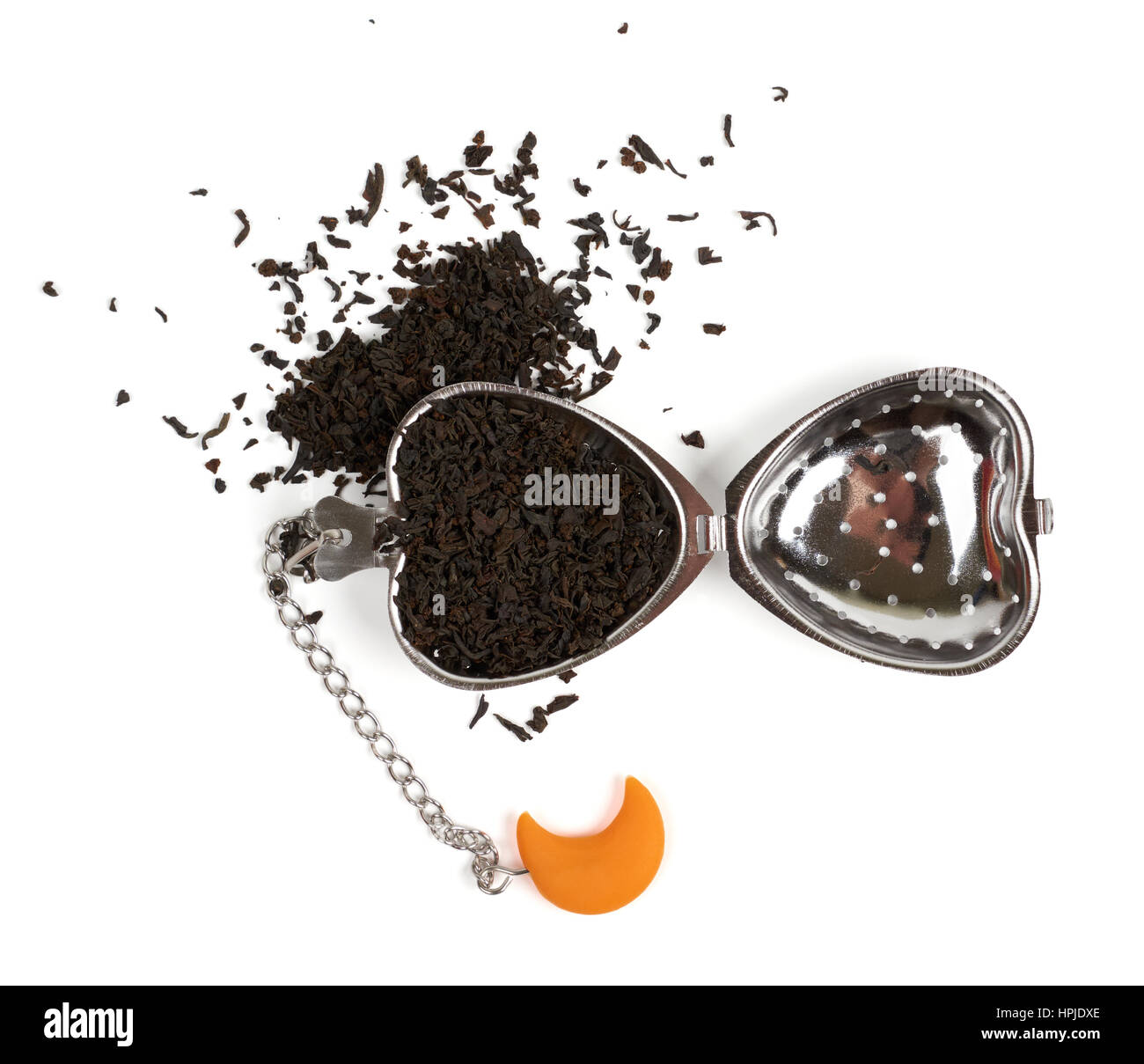 Mettere il tè nero nel filtro di tè. Isolato su bianco Foto Stock