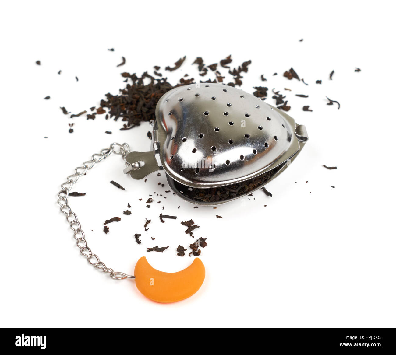 La chiusura di filtro di tè con tè nero. Isolato su bianco Foto Stock