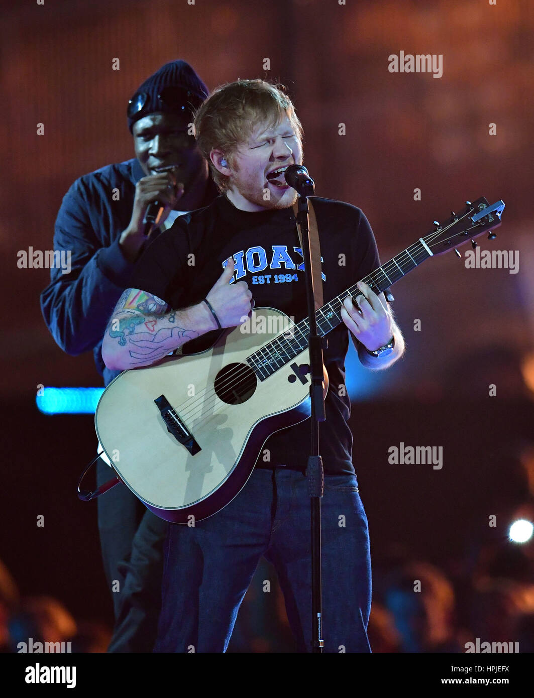 Ed Sheeran esibirsi sul palco a Brit Awards all'O2 Arena, Londra. Foto Stock