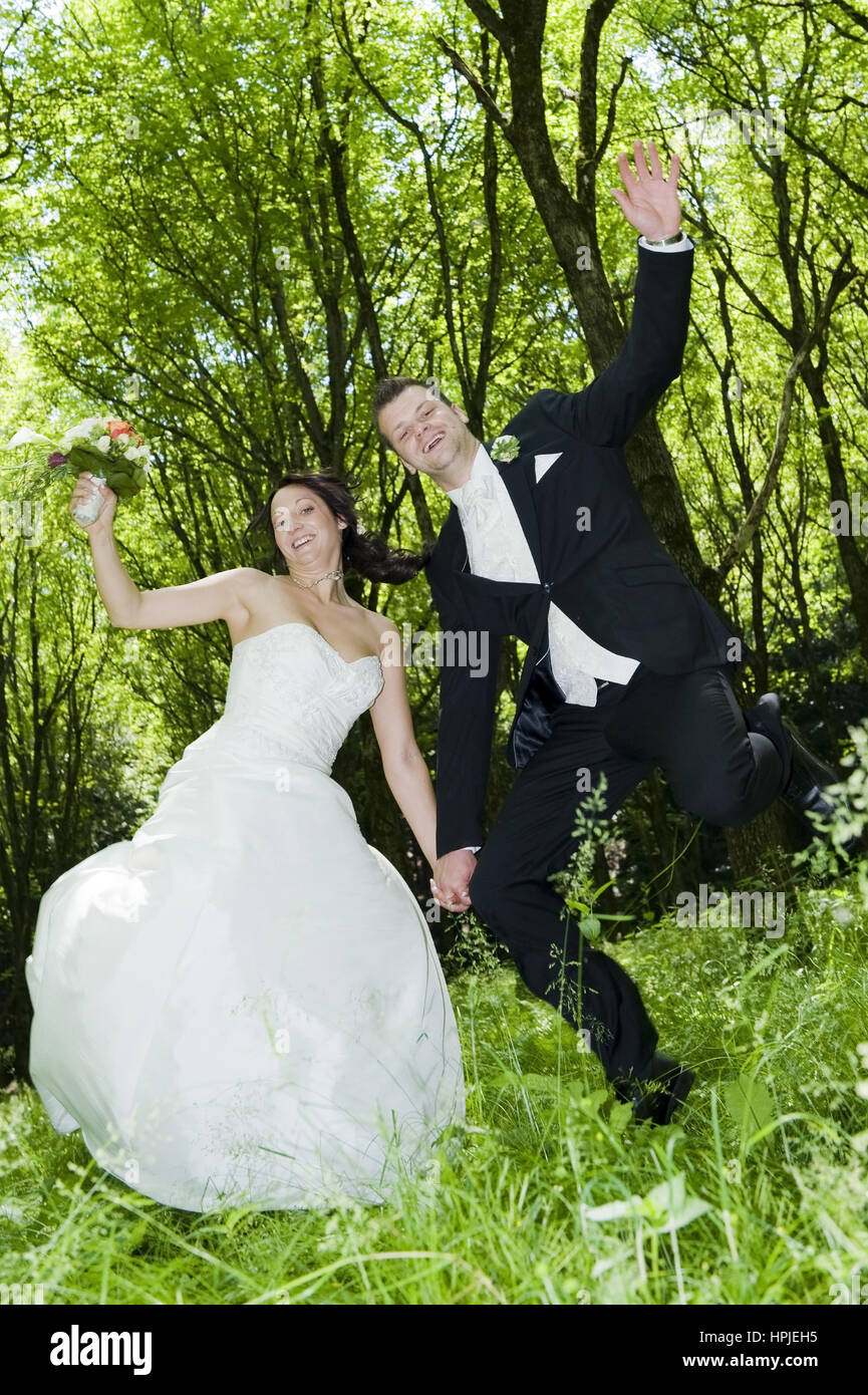Modello rilasciato , Springendes Brautpaar - jumping sposi Foto Stock