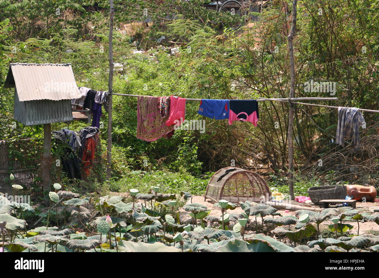Il lavaggio appeso sulla linea in s piccolo villaggio in Cambogia Foto Stock