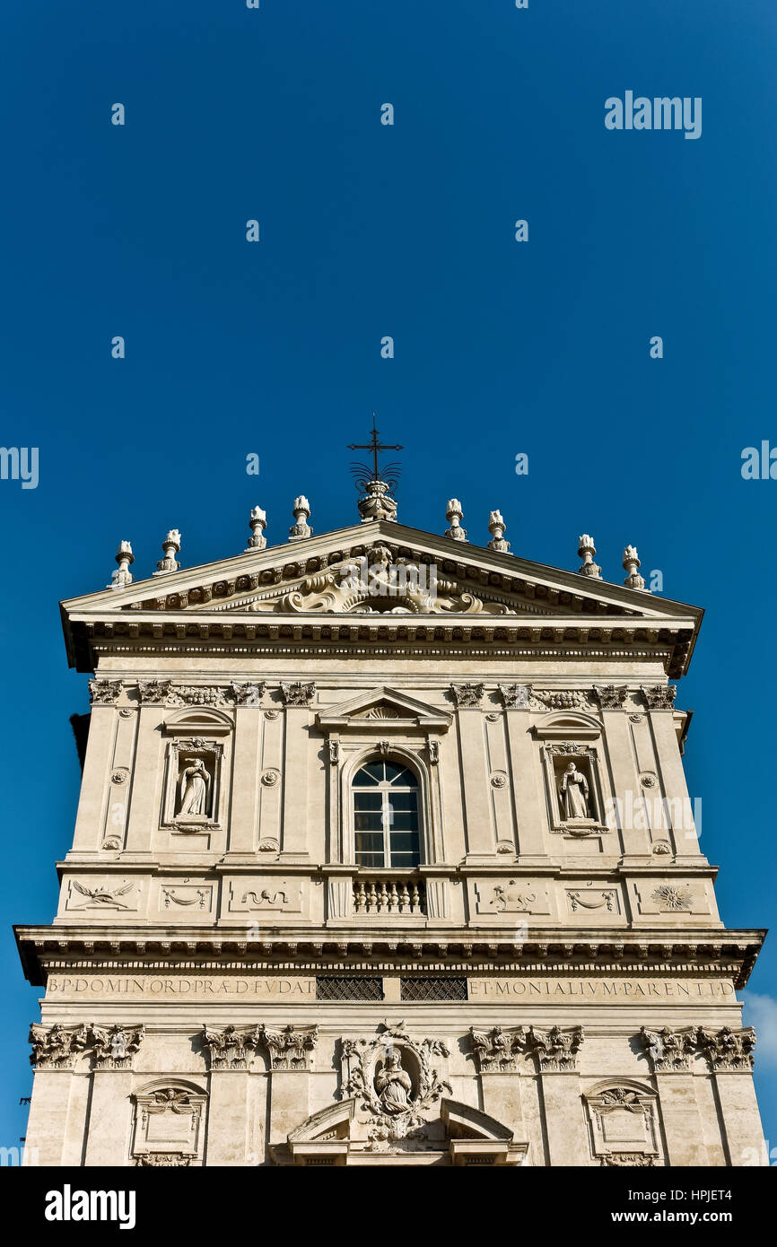 Primo piano della facciata barocca in travertino della Chiesa di San Domenico e Sisto. Roma, Italia, Europa UE Foto Stock