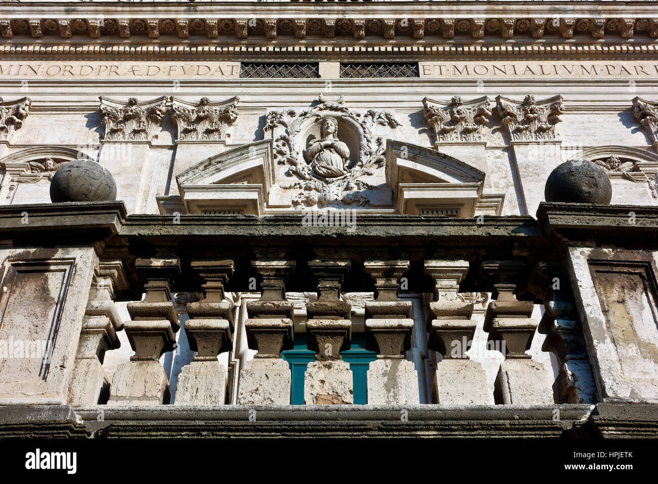 Primo piano della facciata barocca in travertino della Chiesa di San Domenico e Sisto. Roma, Italia, Europa UE Foto Stock