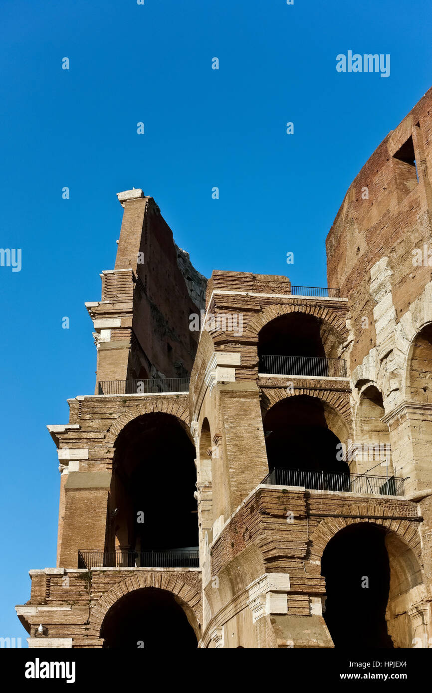 Chiudere fino all'esterno del Colosseo romano (noto anche come Anfiteatro Flavio). UNESCO - Sito Patrimonio dell'umanità. Il Colosseo. Roma, Lazio, l'Italia, Europa Foto Stock
