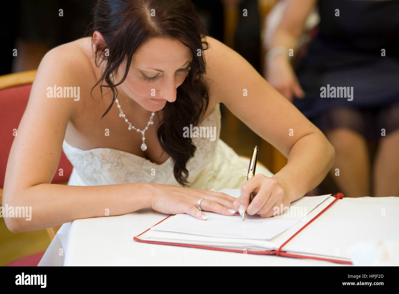 Modello rilasciato , Braut unterschreibt Heiratsurkunde am Standesamt - Matrimonio civile Foto Stock