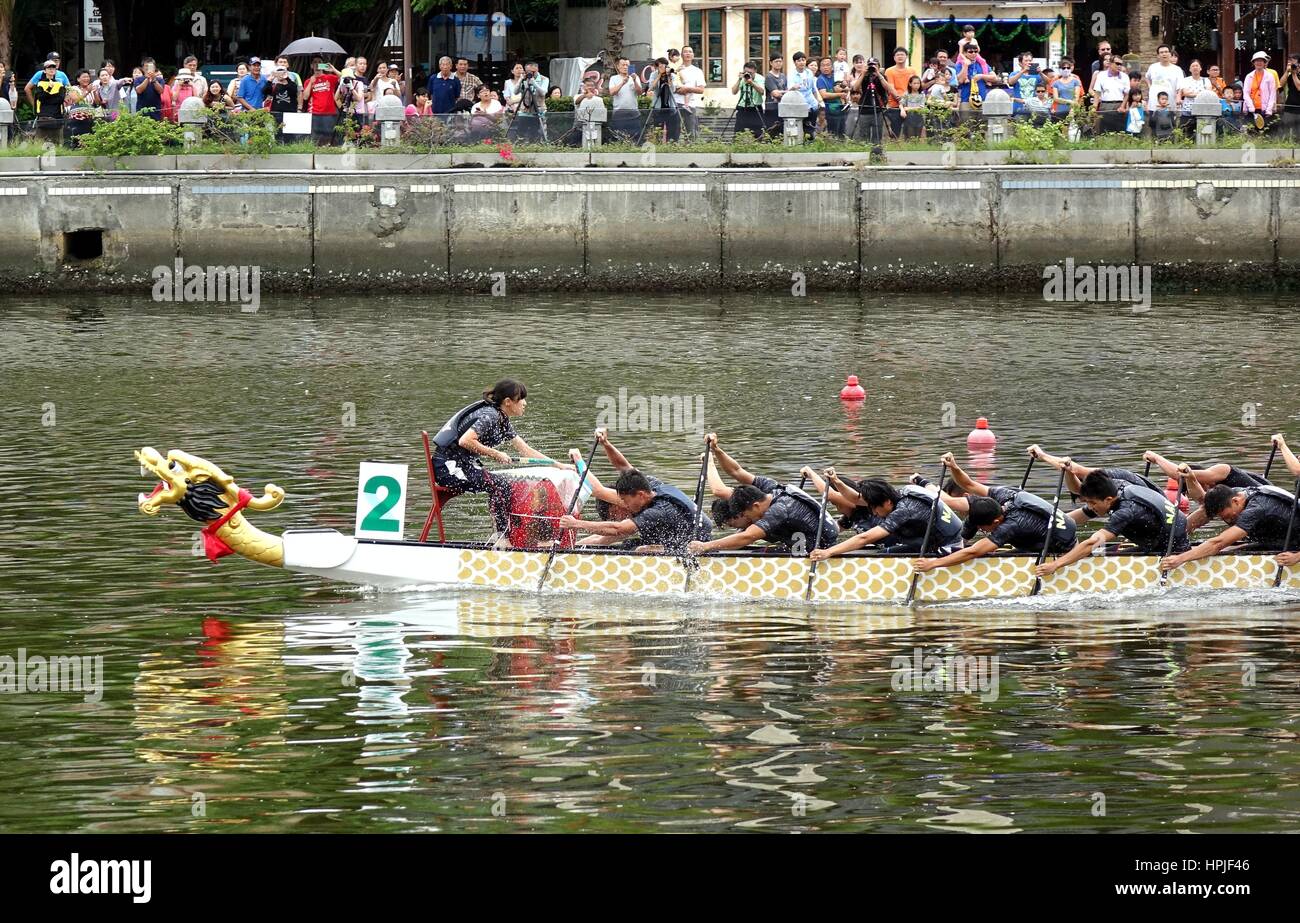 KAOHSIUNG, Taiwan -- Giugno 9, 2016: La marina di Taiwan team compete in una gara in barca sul fiume dell'Amore durante il Dragon Boat Festival. Foto Stock