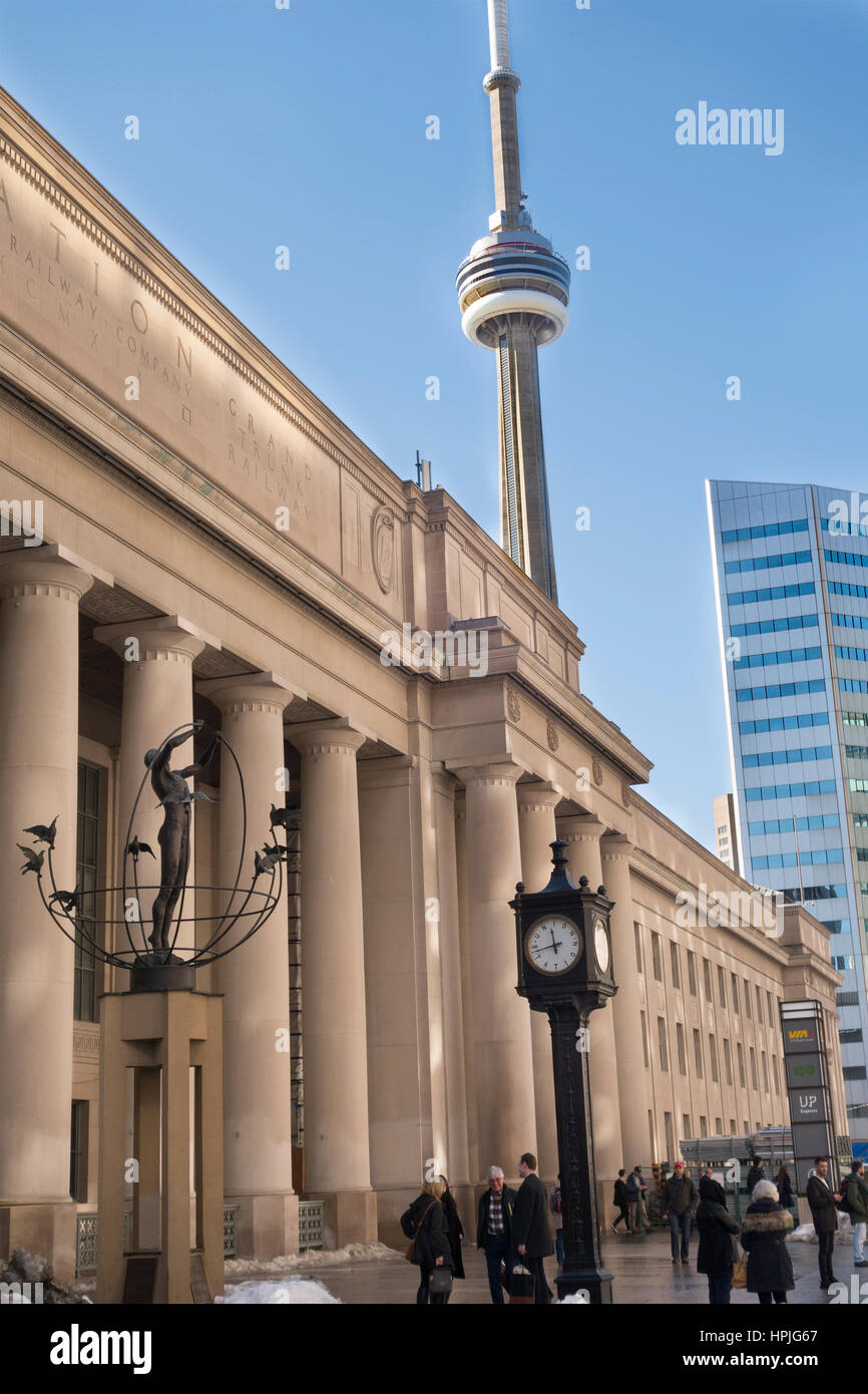 Union Station e la CN Tower con Francesco Perilli scultura simbolo del multiculturalismo su Front Street a Toronto, Ontario, Canada Foto Stock