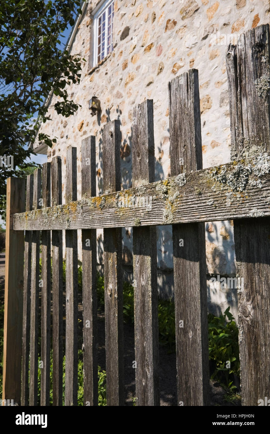 Close-up di legno vecchio Picket Fence con muschi e licheni crescita in estate. Foto Stock