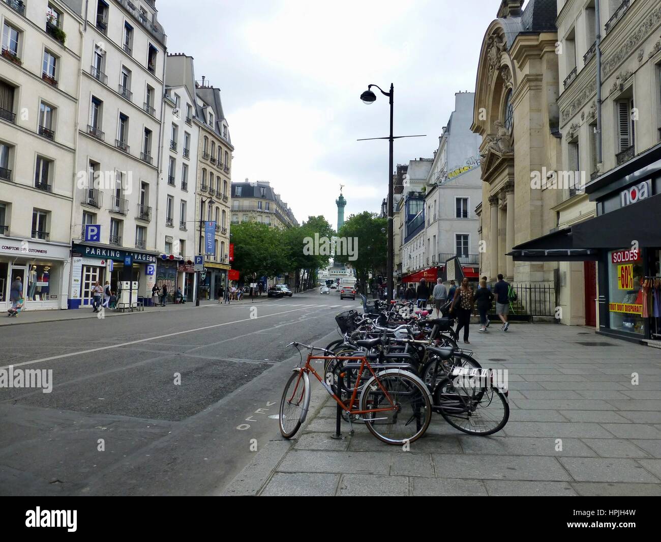Rue Saint-Antoine, guardando ad est, su di una tranquilla domenica mattina in estate i pedoni, ma molto poco traffico. Foto Stock