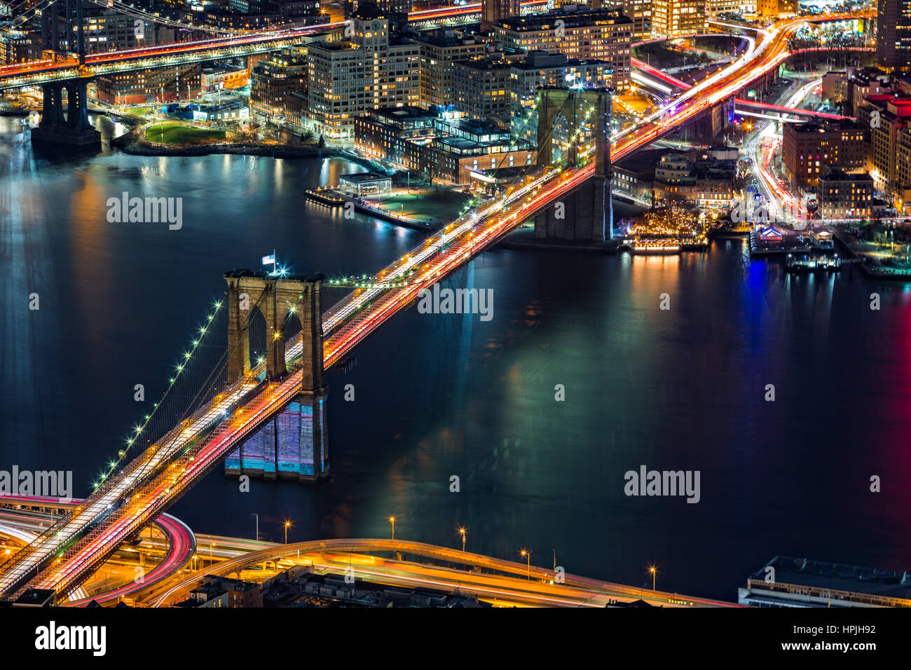 Vista aerea del Ponte di Brooklyn Bridge di notte, nella città di New York Foto Stock