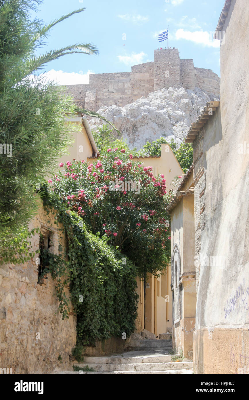 Strada stretta nel quartiere di Plaka di Atene, Grecia Foto Stock