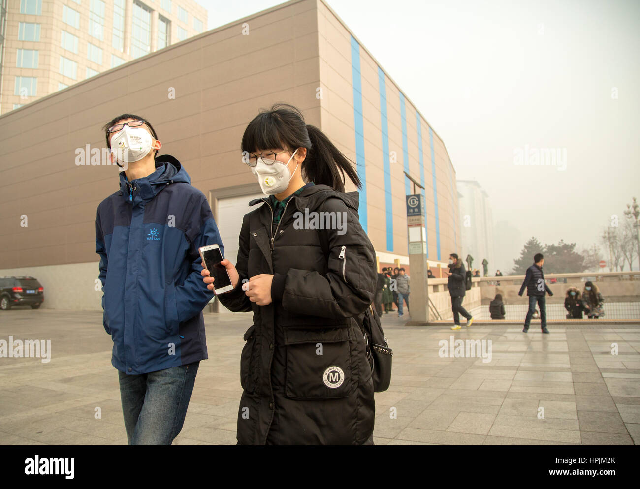 La gente che indossa la maschera di smog pesante Foto Stock