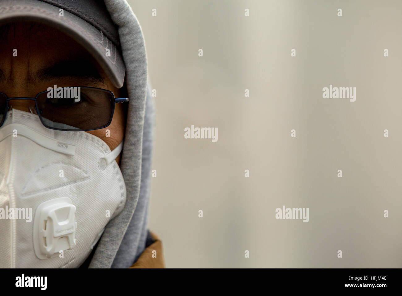 La gente che indossa la maschera di smog pesante Foto Stock