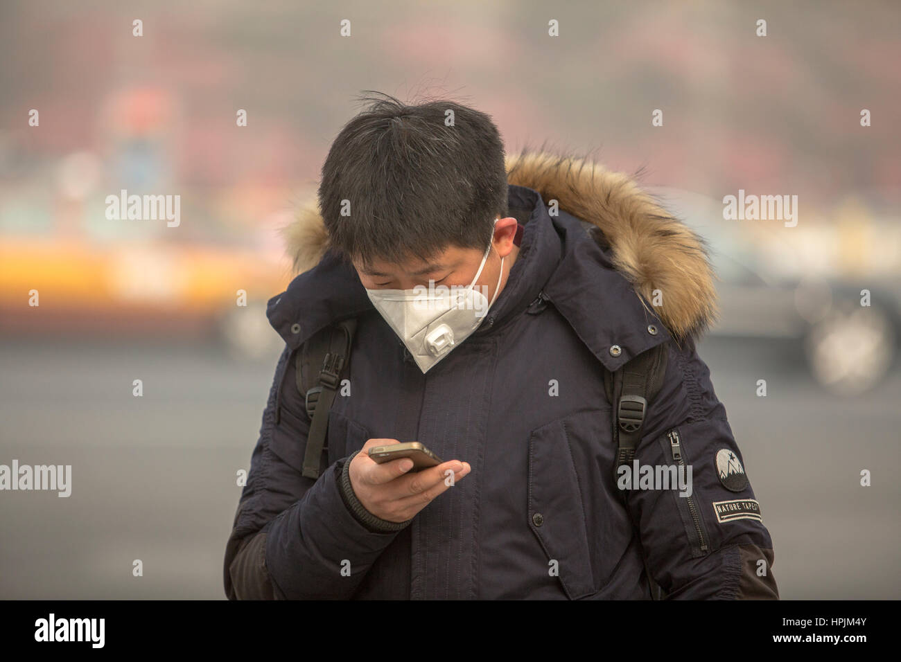 La gente che indossa la maschera di smog pesante Foto Stock