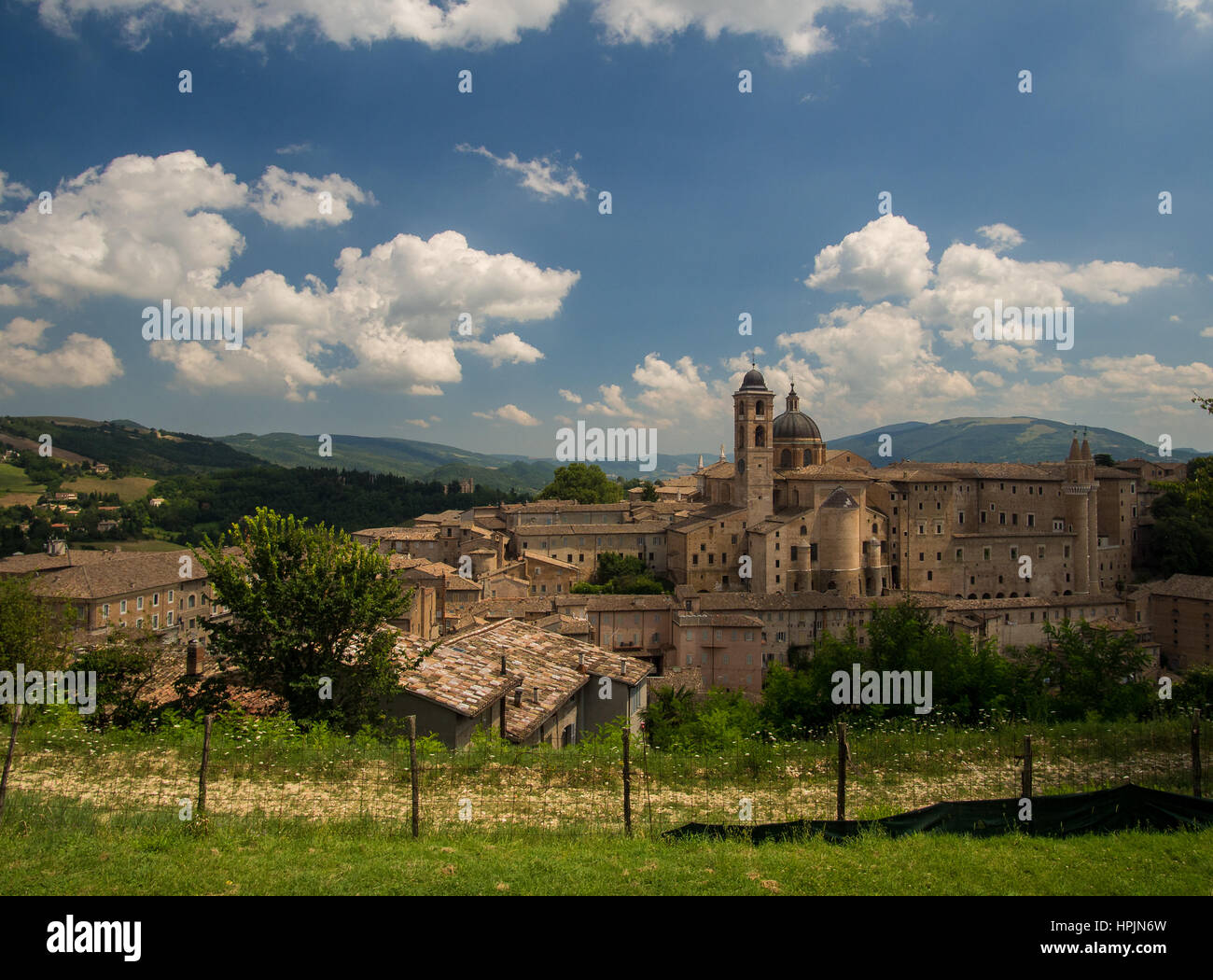 I punti di riferimento dell'Italia. vista panoramica di Urbino,sito Unesco. Foto Stock