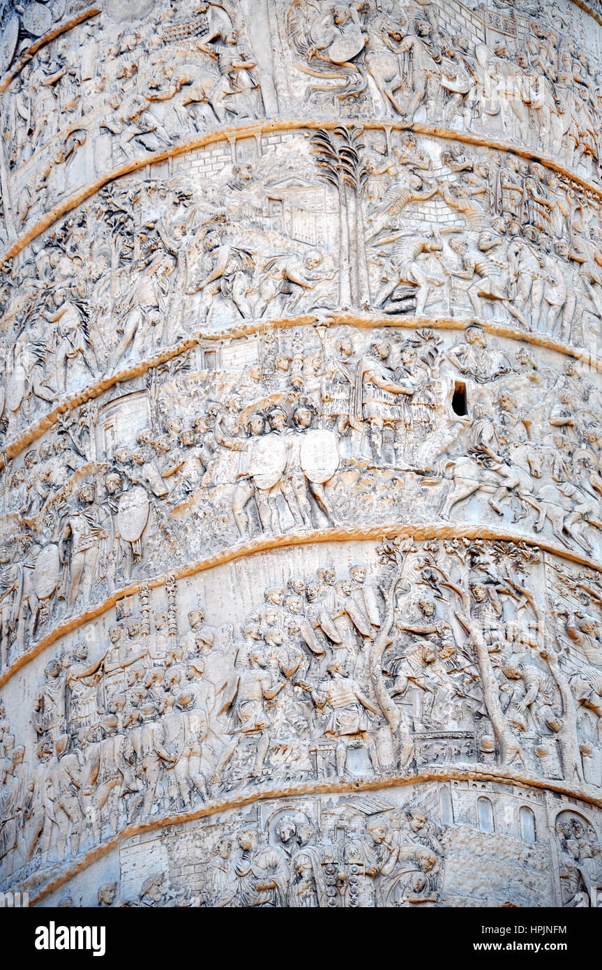 Dettaglio della colonna di Traianus, Colonna di Traiano. Roma, Italia Foto Stock