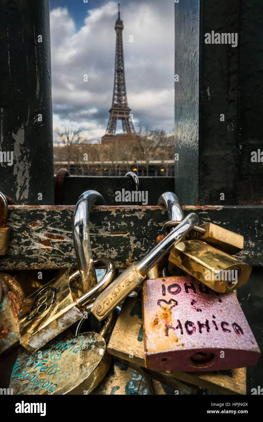 Lucchetto con chiave di amore alla Torre Eiffel Foto Stock