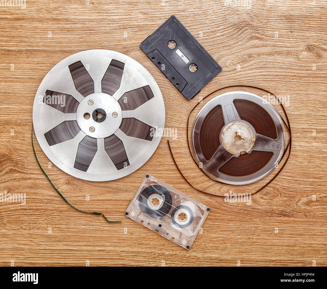 Cassette nastro e bobina sdraiato sul pavimento closeup Foto Stock