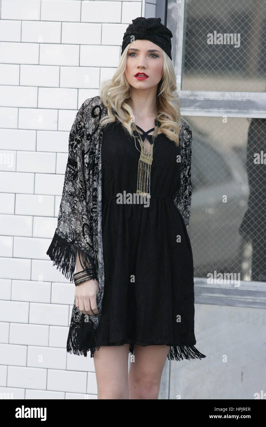 Sofisticata ragazza carina in un little black dress Foto Stock