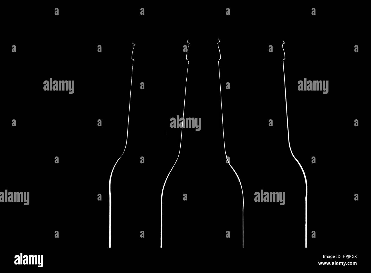 I contorni della birra scura bottiglie su sfondo nero Foto Stock