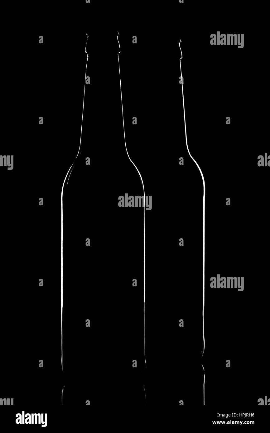 Contorno di birra scura bottiglia su sfondo nero Foto Stock