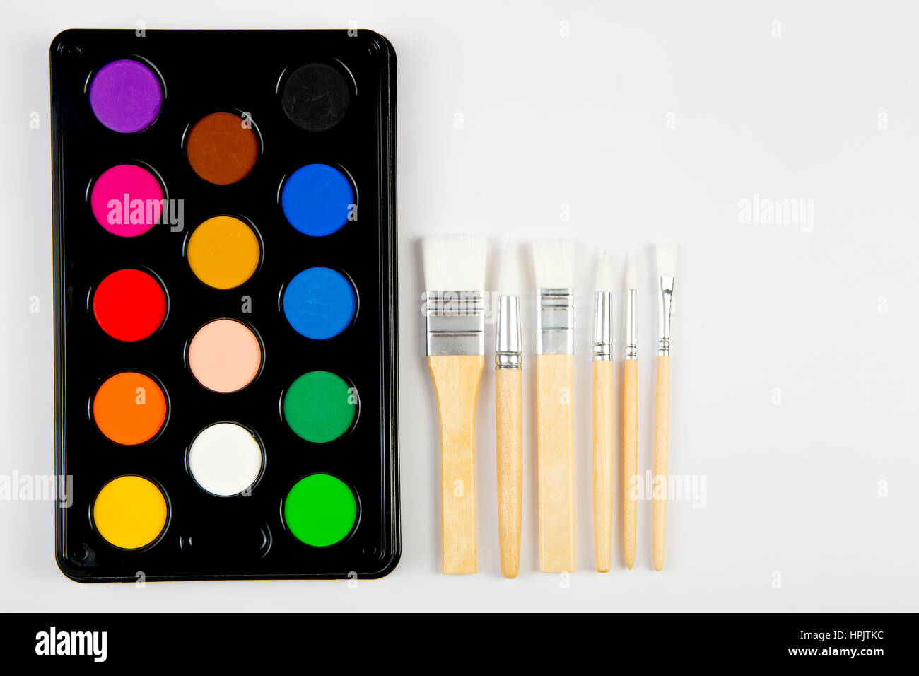 White Pennelli con manico in legno e il colore della vernice sul fondo trasparente Foto Stock