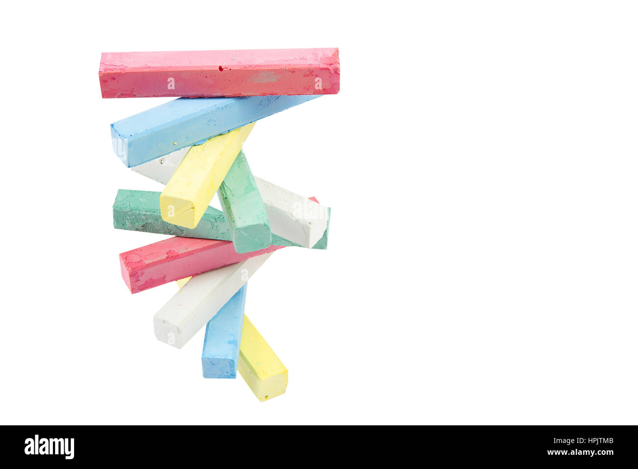 Pila di pezzi di gesso di colore rosso, giallo, verde, blu, bianco, isolato Foto Stock