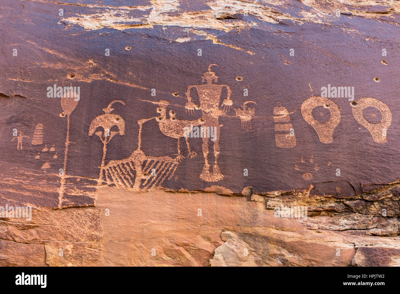 Un pannello di petroglyph con una varietà di umanoide e immagini animale raffigurato sulle scogliere di Butler lavare in Comb Ridge aea della nuova porta orecchie Nat Foto Stock