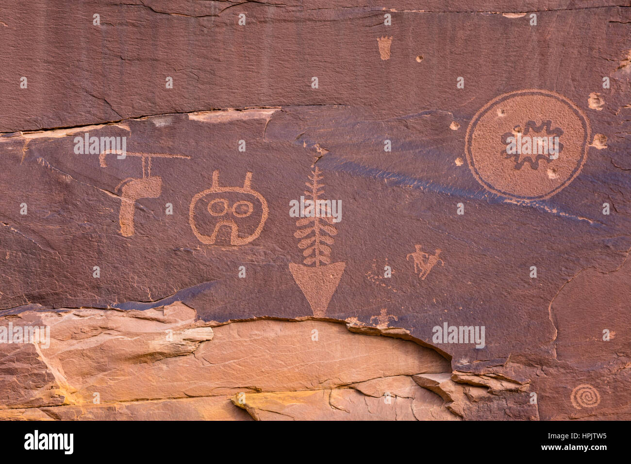 Un pannello di petroglyph con una serie di simboli raffigurati sulle scogliere di Butler lavare in Comb Ridge aea della nuova porta orecchie monumento nazionale. Foto Stock