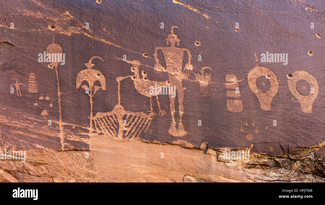 Un pannello di petroglyph con una varietà di umanoide e immagini animale raffigurato sulle scogliere di Butler lavare in Comb Ridge aea della nuova porta orecchie Nat Foto Stock
