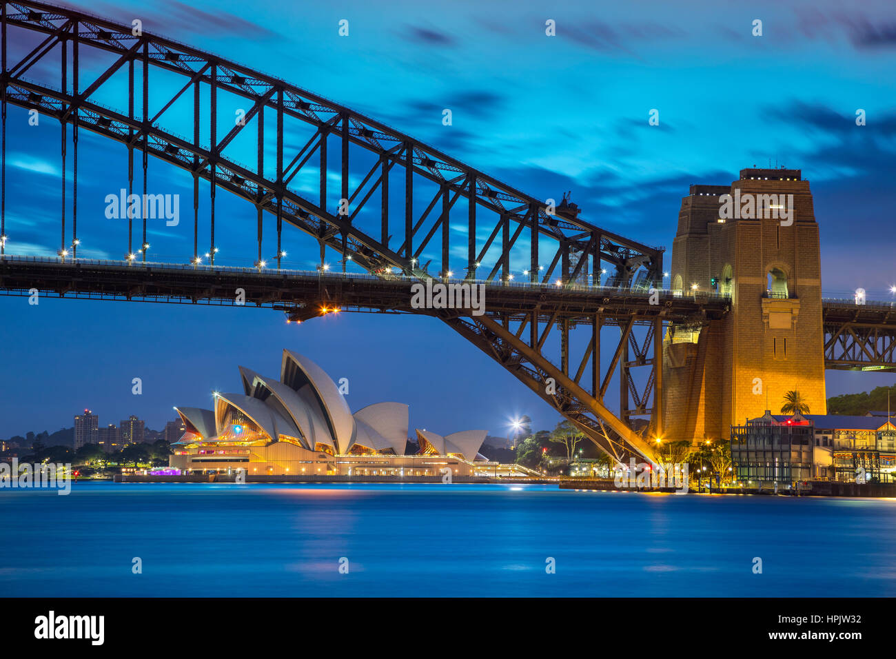 Sydney. Cityscape immagine della Opera House di Sydney, Australia con il Ponte del Porto di Sydney e il Sydney skyline durante il tramonto. Foto Stock