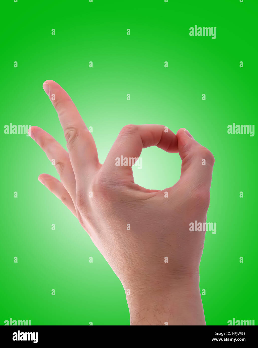 Segno ok con la mano sulla isolato sfondo verde Foto Stock