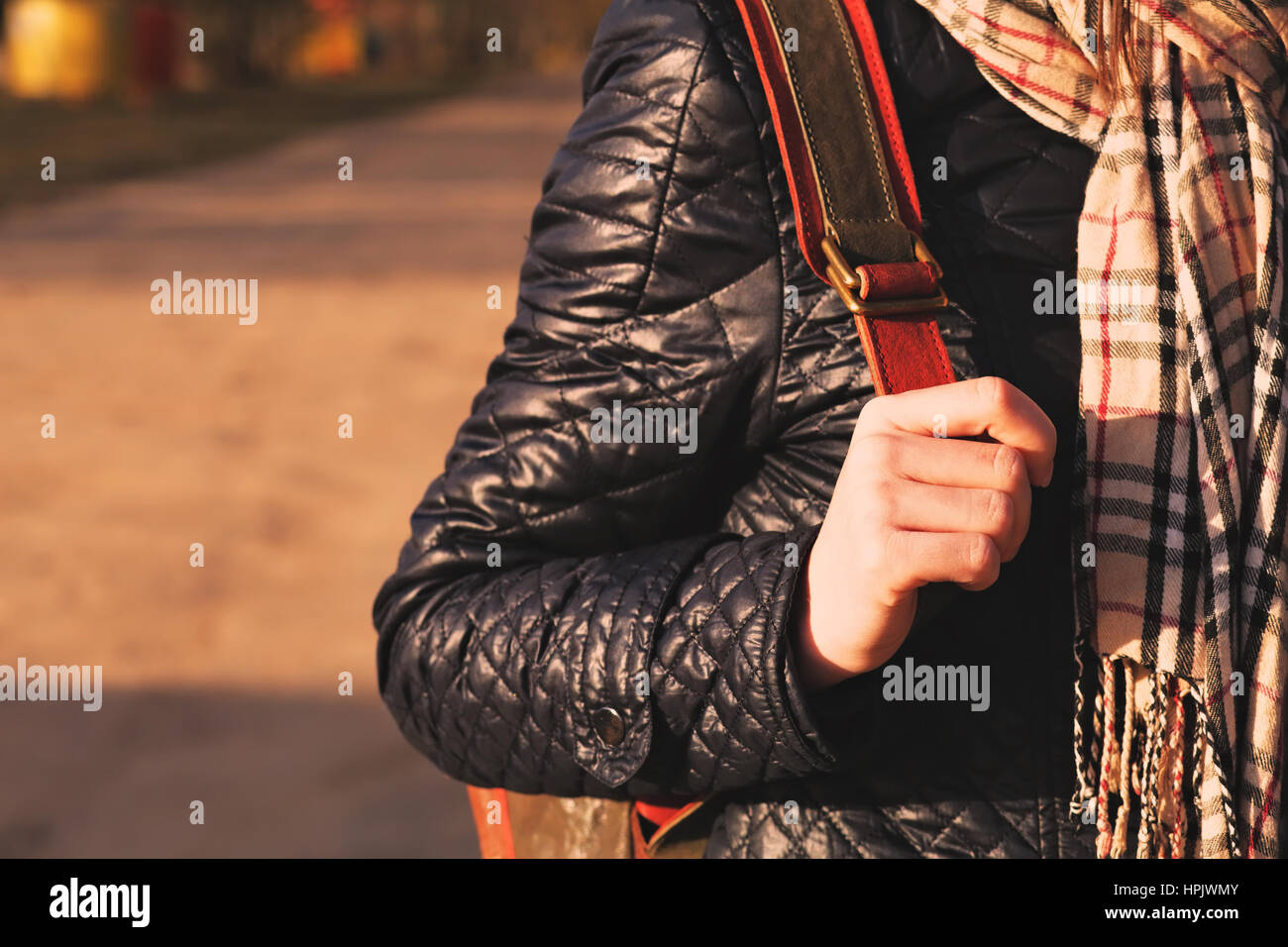 Giovane donna mano sul suo zaino in posizione di parcheggio Foto Stock