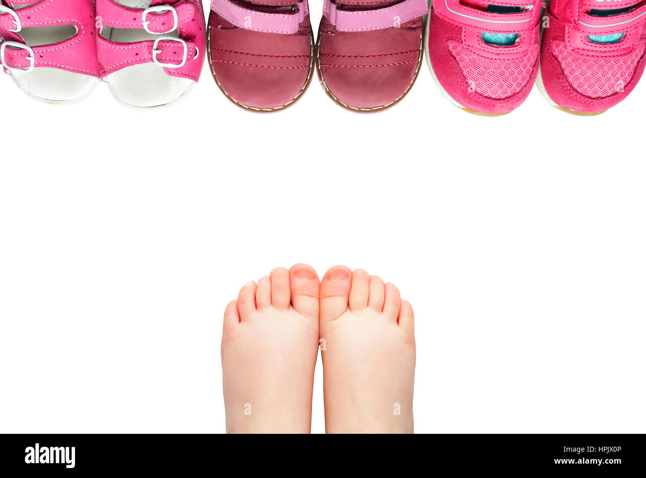 Un bambino piccolo per le gambe e scarpe isolati su sfondo bianco Foto Stock