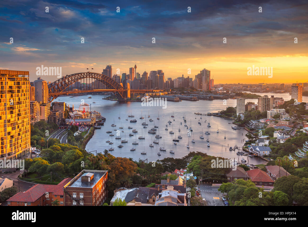 Sydney. Cityscape immagine di Sydney, Australia con il Ponte del Porto di Sydney e il Sydney skyline durante il tramonto. Foto Stock