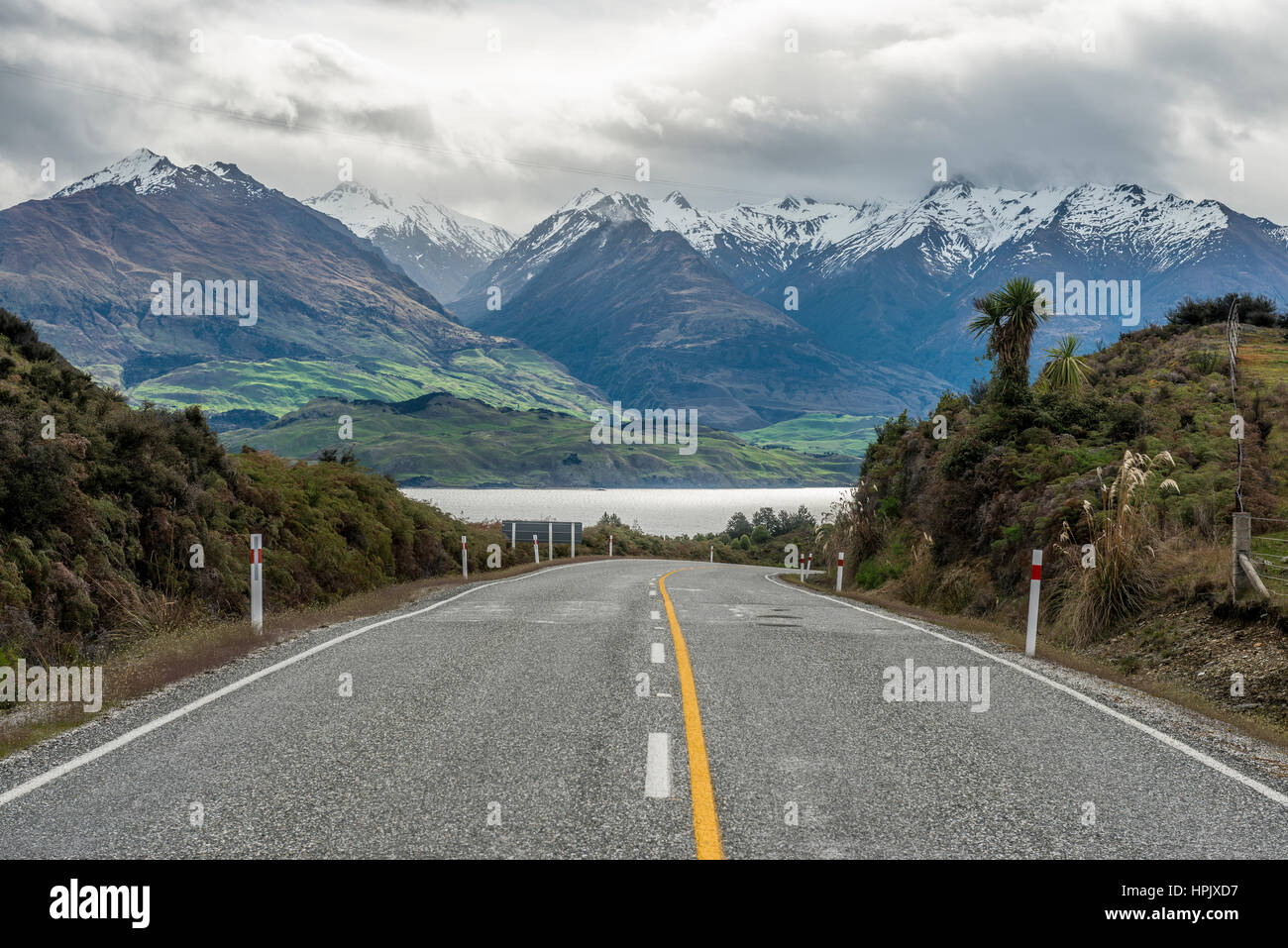 Autostrada, cloud-avvolta montagne, il lago Wanaka, il collo, Otago Southland, Nuova Zelanda Foto Stock